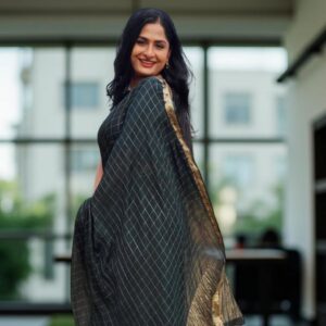 Pure viscose chinon saree with contrast blouse (4)